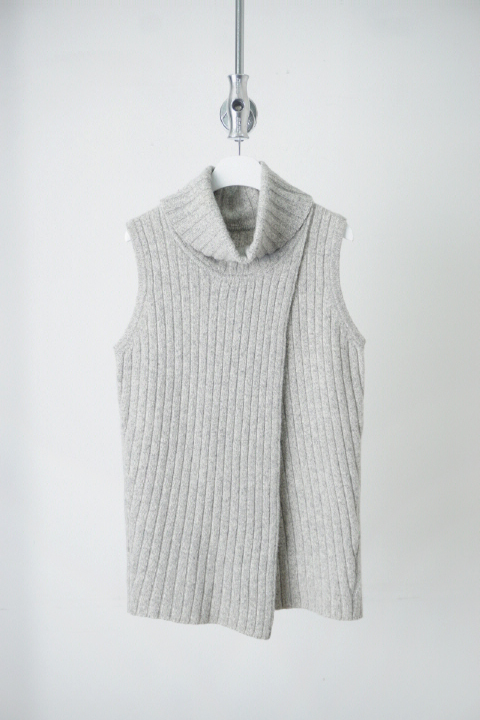 Lapis rouge cashmere wool slit open roll-neck vest